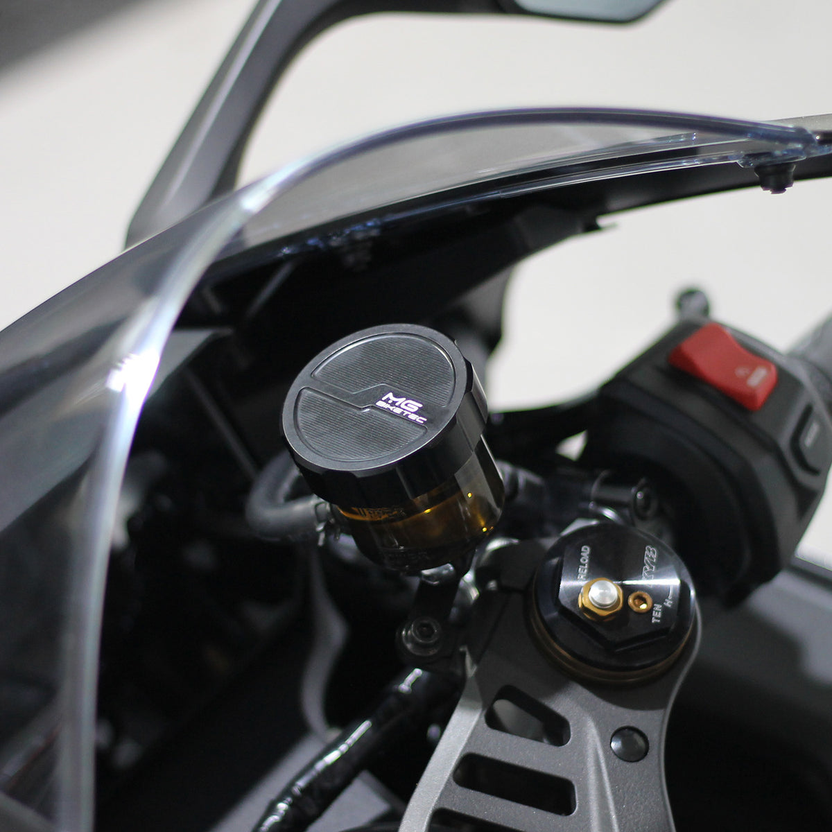 Couvercle de réservoir de frein avant MG BIKETEC noir monté sur moto