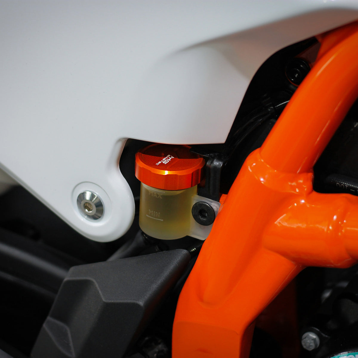 Couvercle de réservoir MG BIKETEC rouge en situation