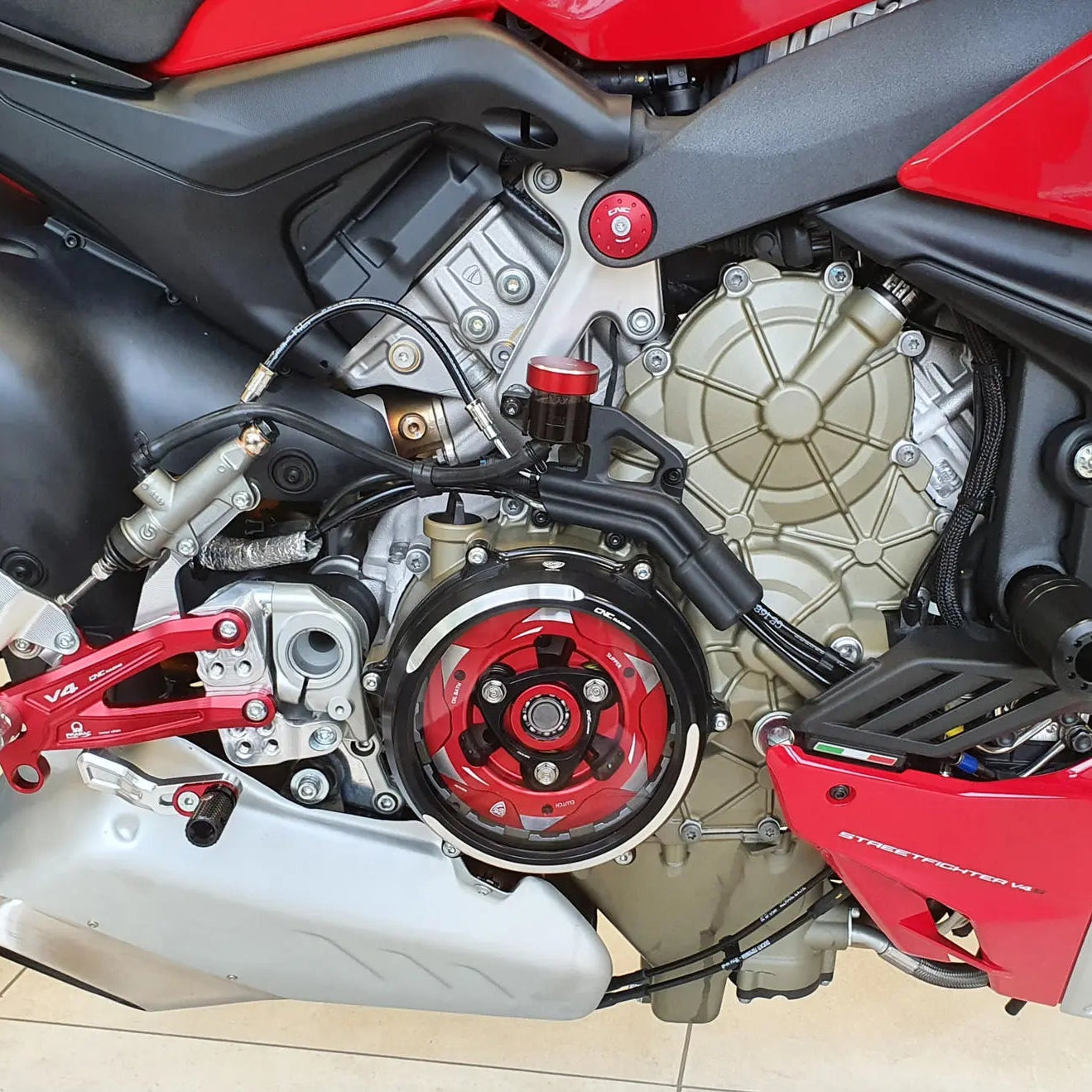 Couvercle d'Embrayage Transparent Bicolor CNC RACING | DUCATI STREETFIGHTER V4 / S. (2025+)