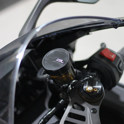 Couvercle de réservoir de frein avant MG BIKETEC noir monté sur moto