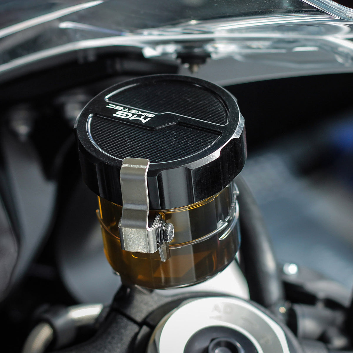 Couvercle de réservoir de frein avant MG BIKETEC noir - détail monté