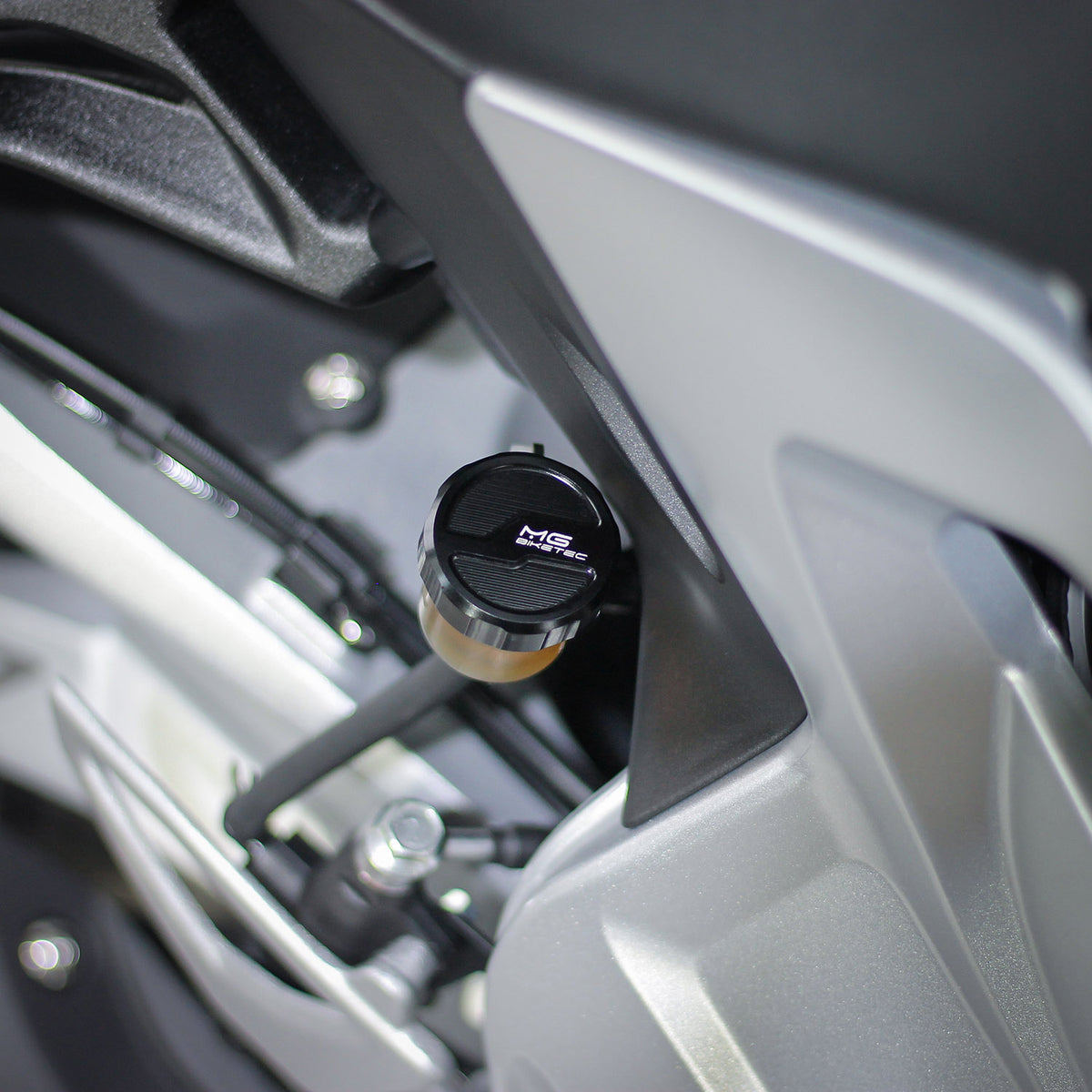 Couvercle de réservoir MG BIKETEC noir en situation