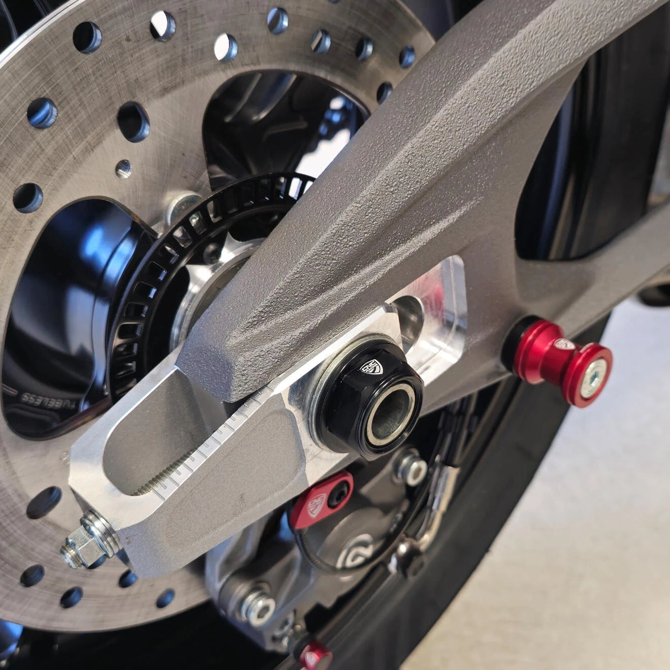 Écrou d'Axe de Roue Arrière CNC RACING | DUCATI PANIGALE V4 /S (2025+)