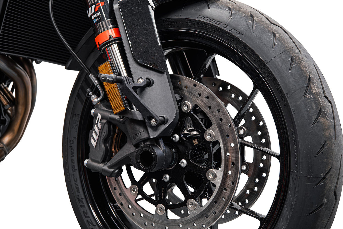 Détail du support caméra embarquée EVOTECH sur KTM 790 DUKE
