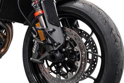 Détail du support caméra embarquée EVOTECH sur KTM 790 DUKE