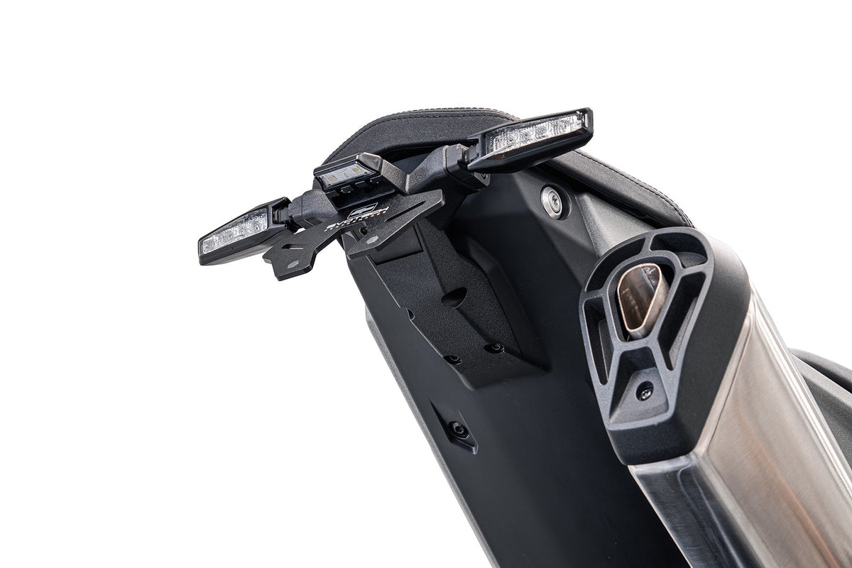 Support de plaque court EVOTECH monté sur KTM 790 DUKE - vue trois quarts