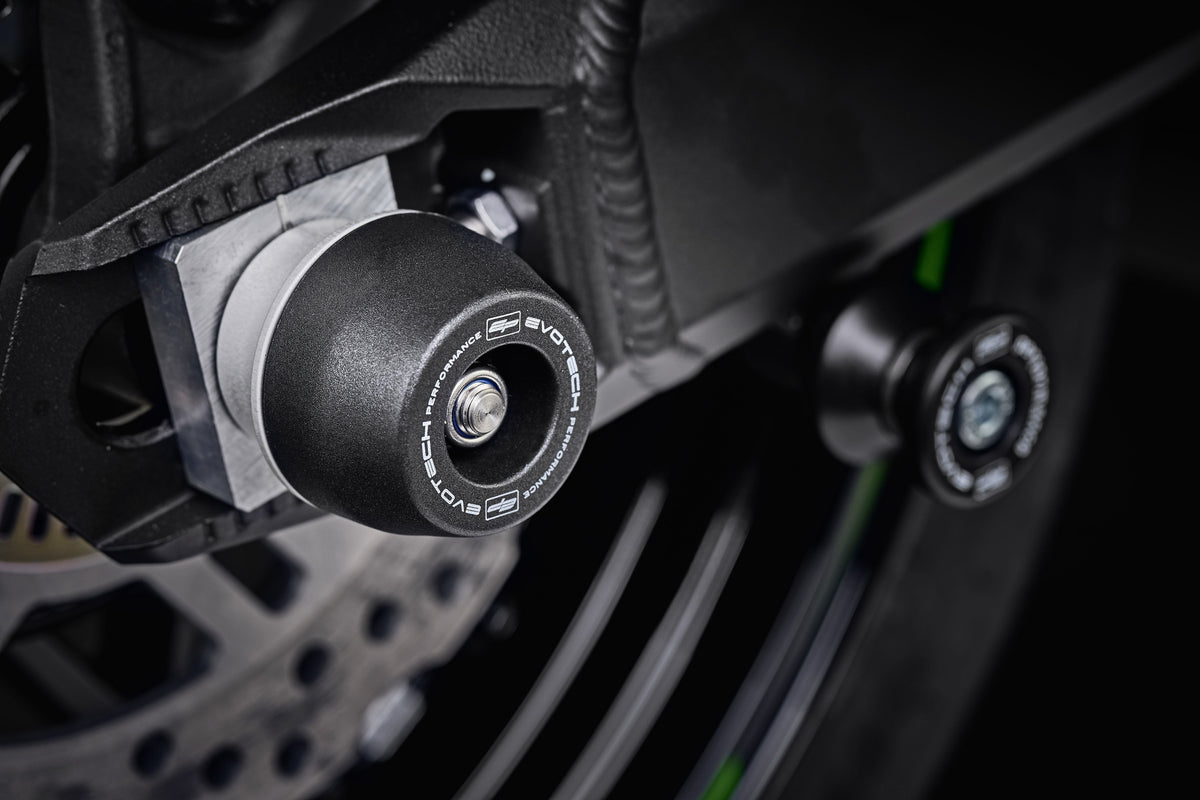 Protection d'axe de roue arrière EVOTECH montée sur KAWASAKI Z900