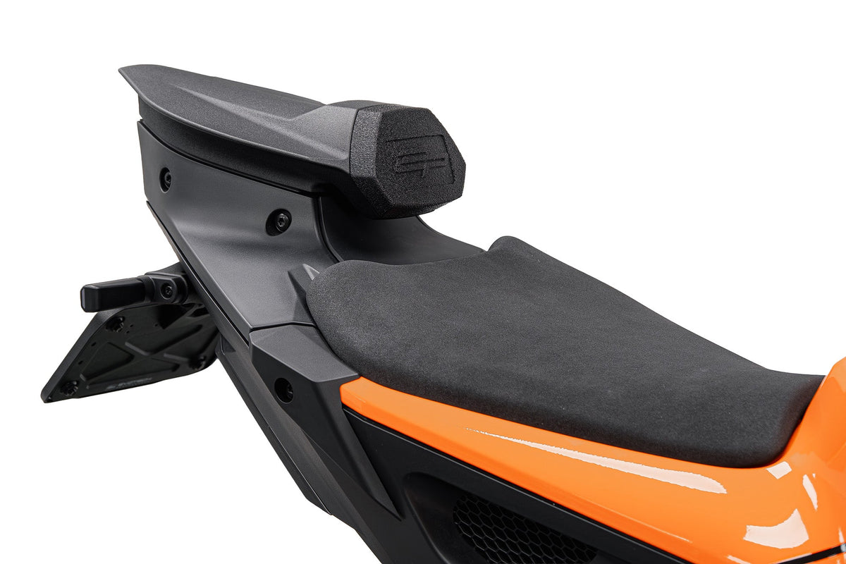 Capot de selle passager EVOTECH pour KTM 990 RC R - détail du montage