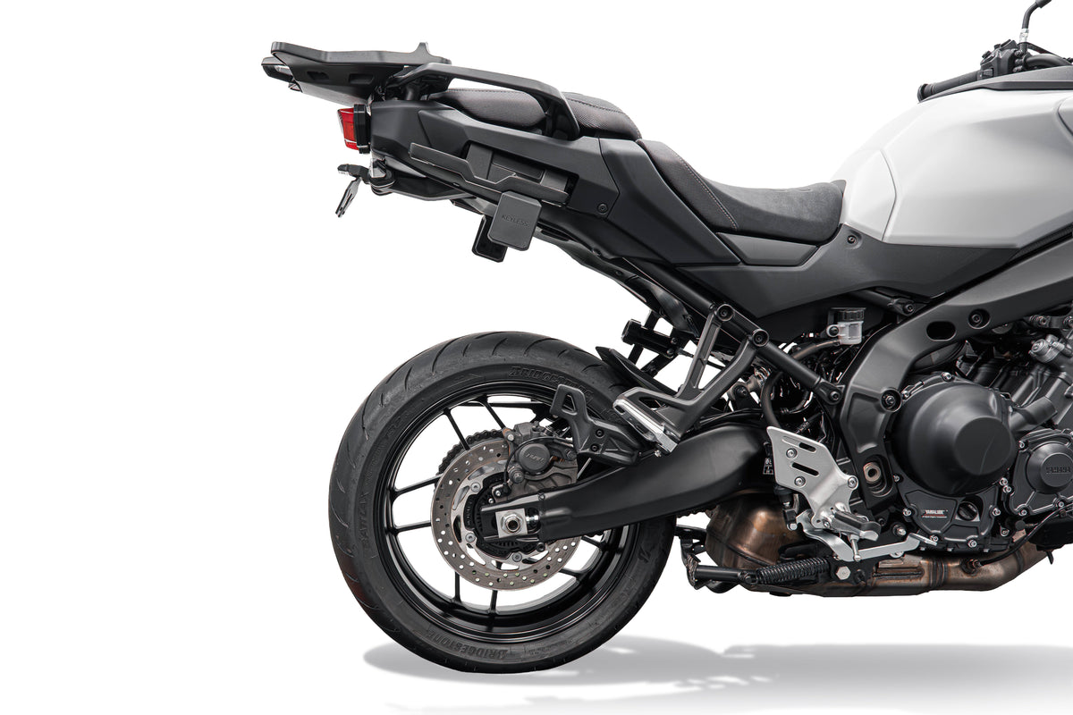 Support de plaque EVOTECH PERFORMANCE monté sur YAMAHA TRACER 9 (2025+) - vue 2