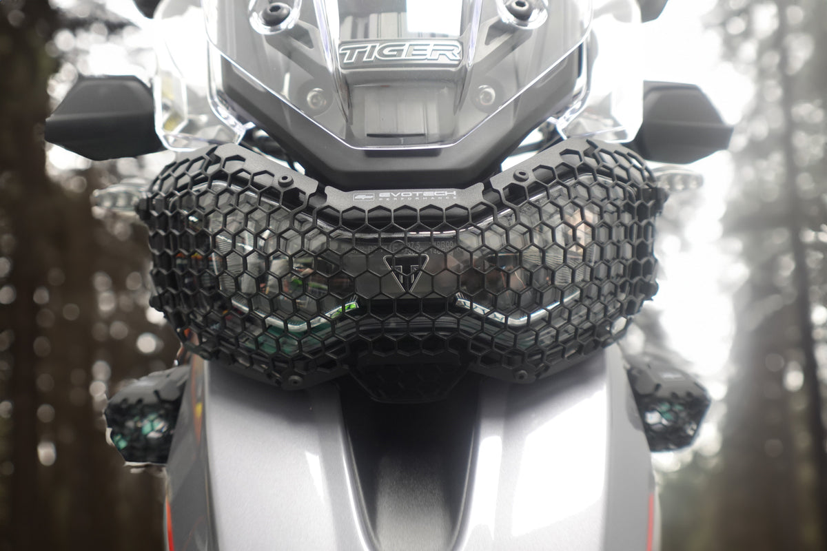 Grille de phare EVOTECH montée sur TRIUMPH TIGER 900 GT - vue détaillée
