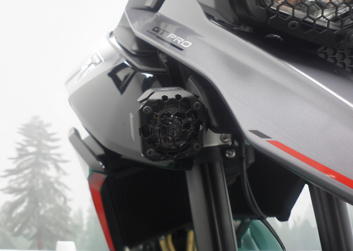 Vue rapprochée des grilles de feux additionnels EVOTECH sur TRIUMPH TIGER 900