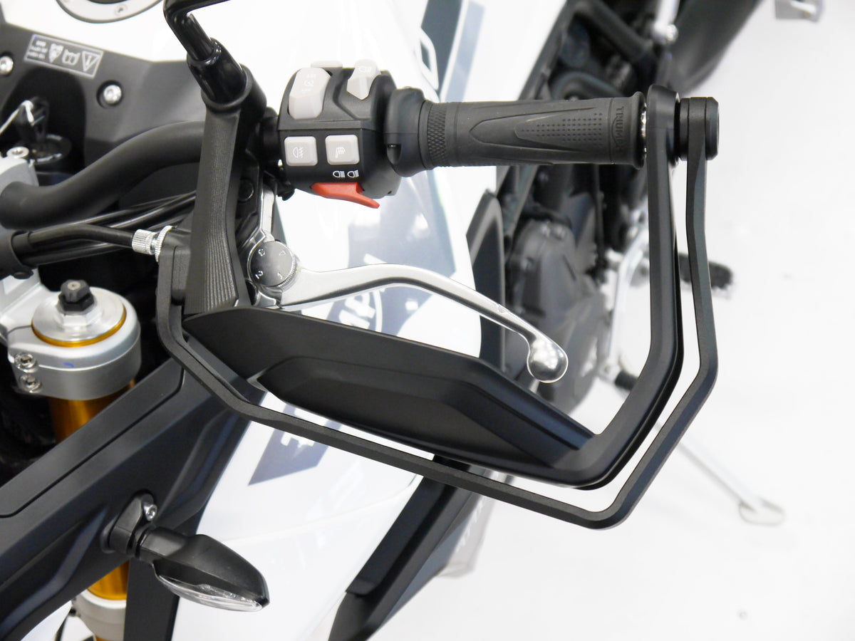 Détail des protections de protège-mains EVOTECH sur TRIUMPH TIGER 900