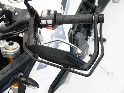 Détail des protections de protège-mains EVOTECH sur TRIUMPH TIGER 900