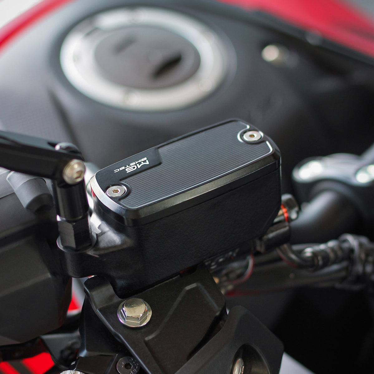 Couvercle de réservoir de frein avant MG BIKETEC monté sur HONDA CB 1000 GT