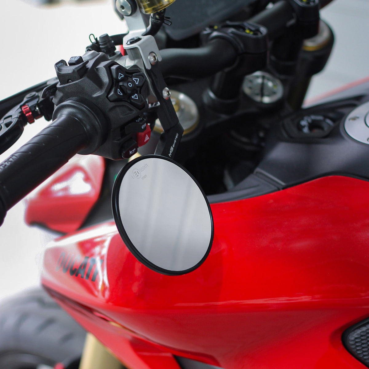Rétroviseurs MG BIKETEC montés sur Ducati Hypermotard V2 – vue 3
