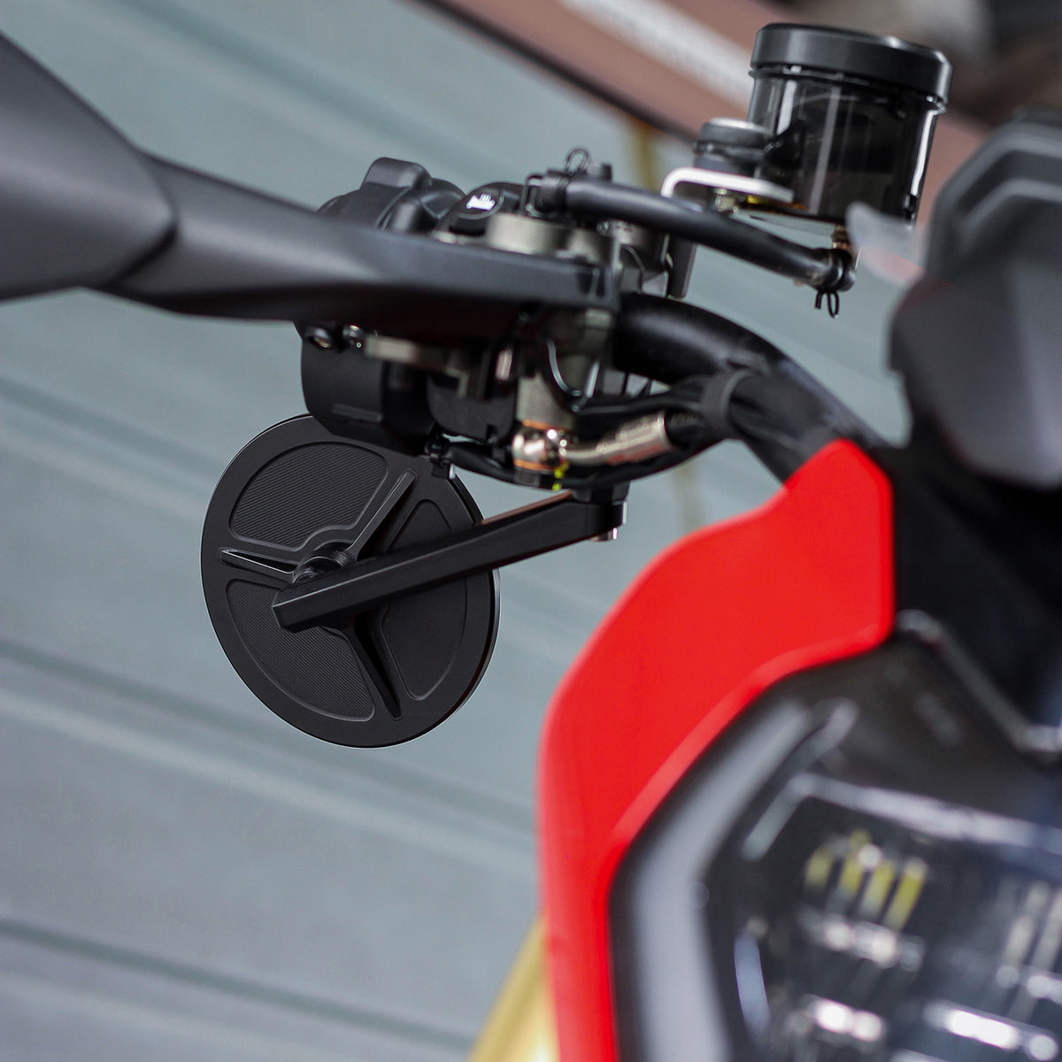 Rétroviseurs MG BIKETEC montés sur Ducati Hypermotard V2 – vue 2