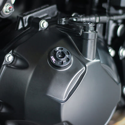Bouchon de remplissage d'huile MG BIKETEC monté sur une moto
