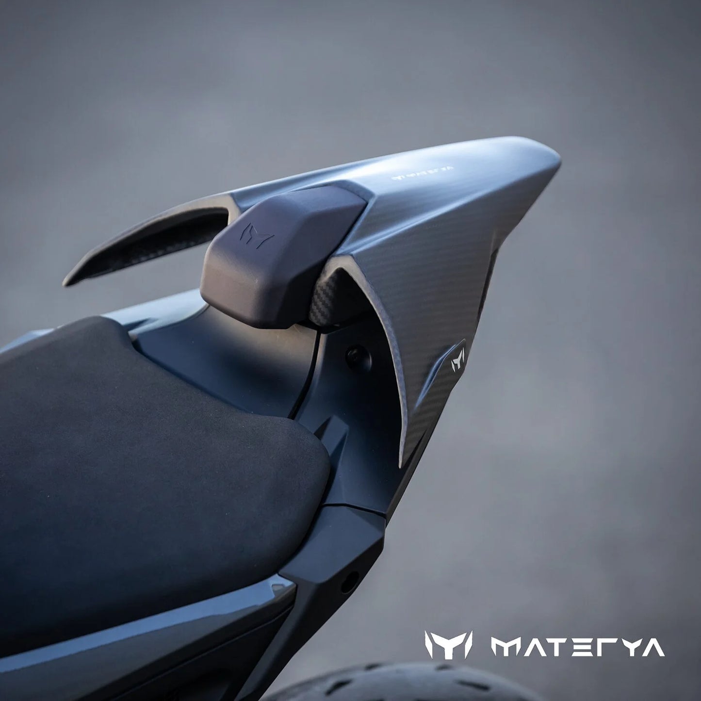 Capot de Selle en Carbone Mat MATERYA | KTM 990 RC R (2026+)