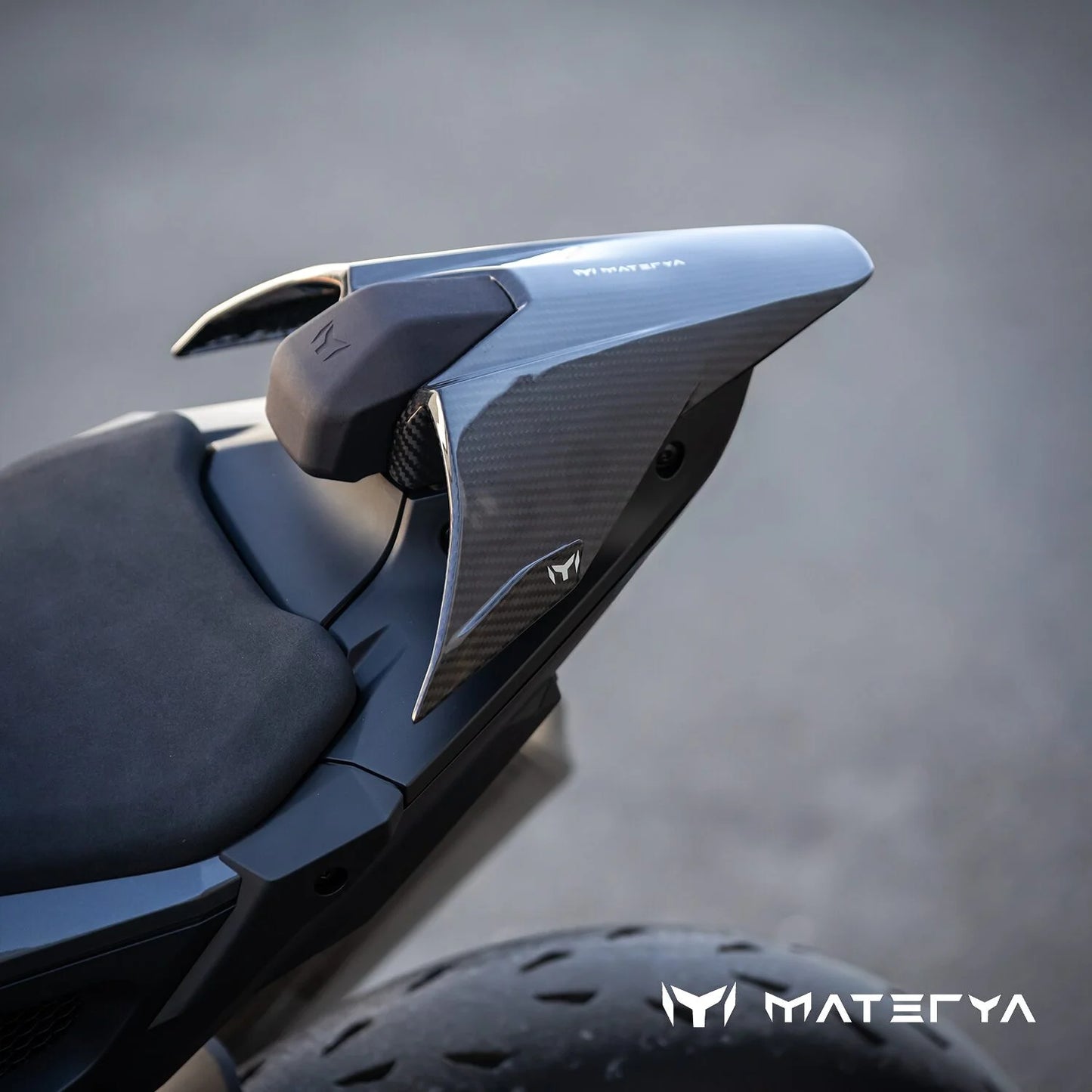 Capot de Selle en Carbone Brillant MATERYA | KTM 990 RC R (2026+)