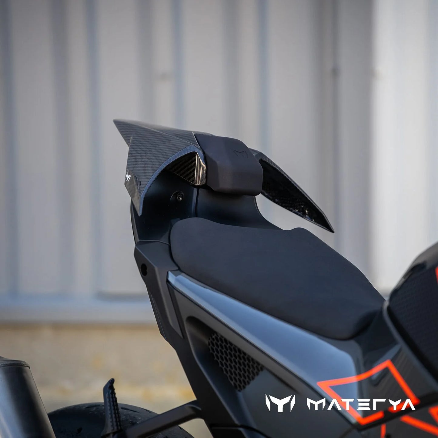 Capot de Selle en Carbone Brillant MATERYA | KTM 990 RC R (2026+)