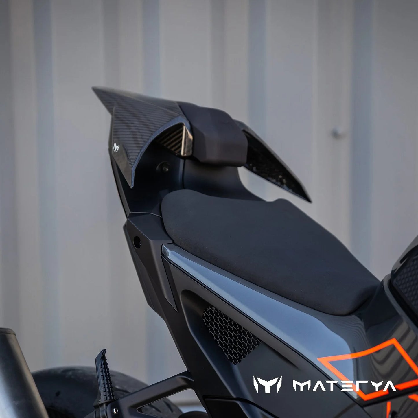 Capot de Selle en Carbone Brillant MATERYA | KTM 990 RC R (2026+)