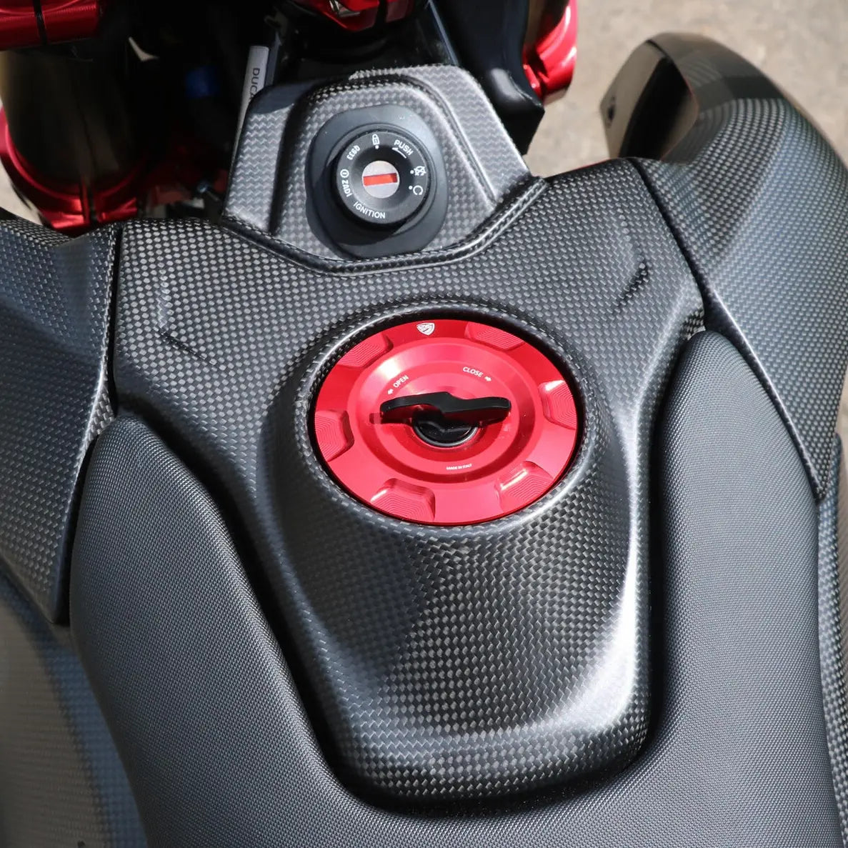 Contour de réservoir en Carbone CNC RACING | DUCATI HYPERMOTARD 698 MONO / RVE