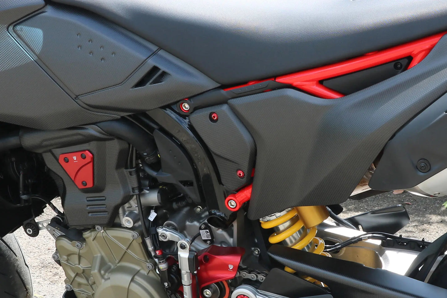 Caches Latéraux de Cadre Carbone CNC RACING | DUCATI HYPERMOTARD 698 MONO / RVE