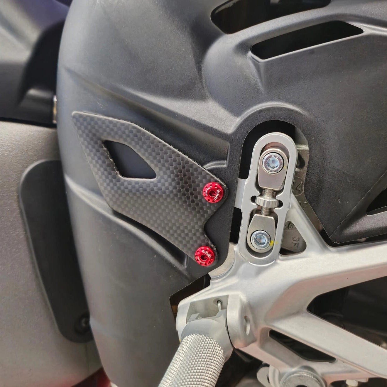 Protections de Talons en Carbone CNC RACING | DUCATI STREETFIGHTER V4 / S (2025+)