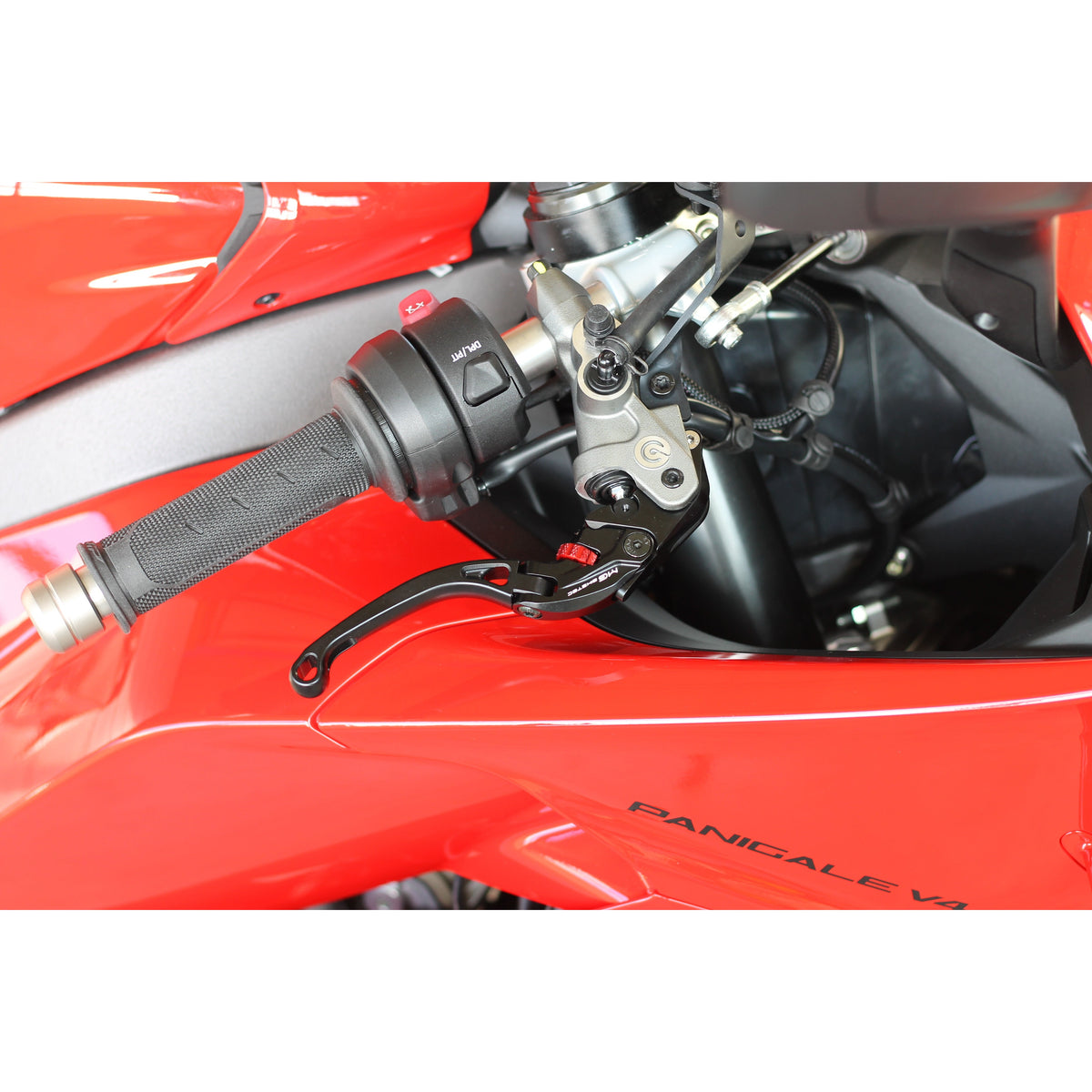 Levier de frein court MG BIKETEC monté sur moto